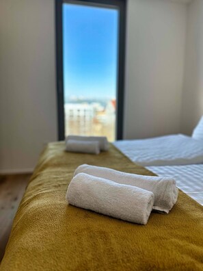 2 habitaciones, tabla de planchar con plancha, wifi y ropa de cama