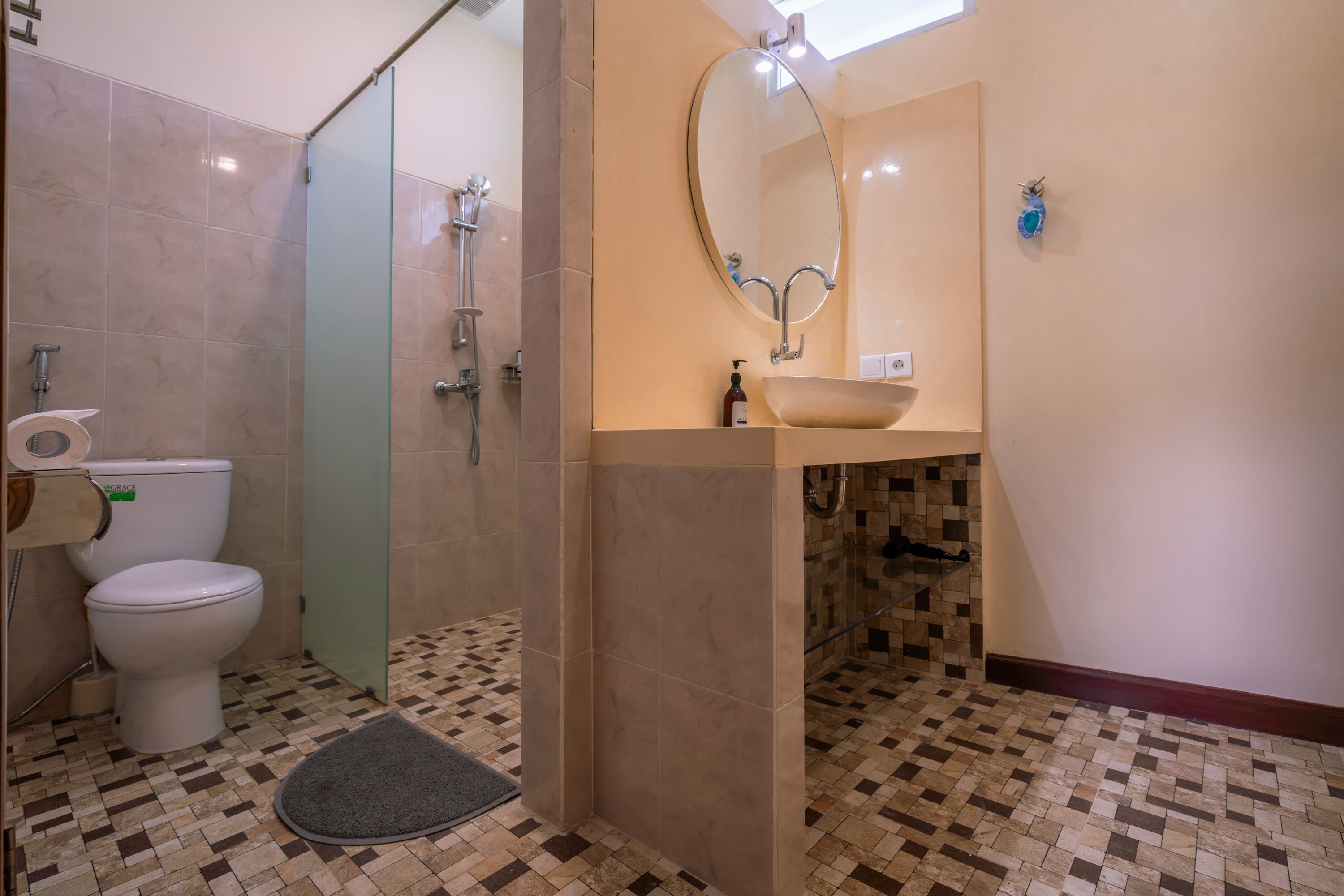 Villa estándar | Baño | Ducha, secador de pelo, toallas y jabón