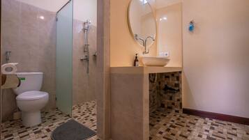 Villa estándar | Baño | Ducha, secador de pelo, toallas y jabón