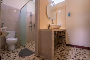 Standard Villa | Bathroom | Shower, hair dryer, towels, soap - Villa Genta Cemagi (Munggu)