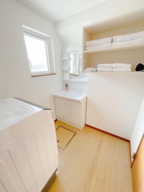 Een aparte badkuip en douche, een bronwaterbad, gratis toiletartikelen