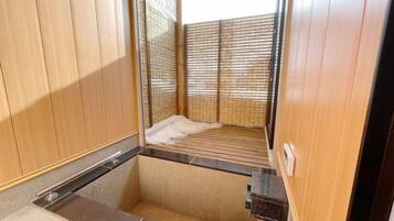 Flat-screen TV, heated floors
