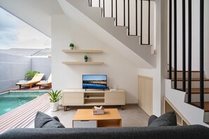 Standard-Villa | Wohnbereich | 43-Zoll-Smart-TV mit Kabelempfang