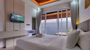 Una habitación de hotel moderna con una cama grande, un televisor de pantalla plana montado en la pared, una puerta corrediza de vidrio al balcón y un techo de madera.