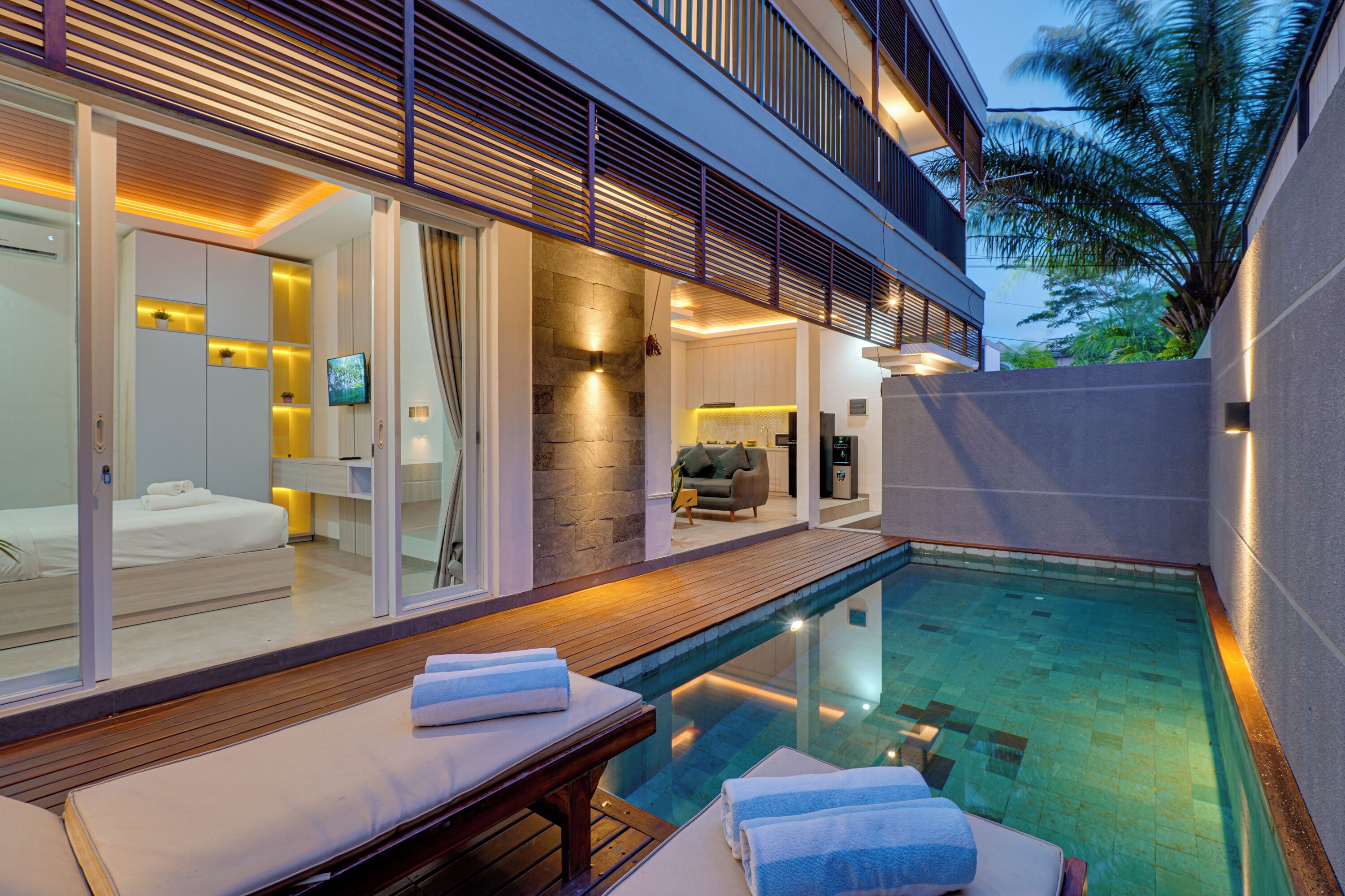 Una piscina al aire libre