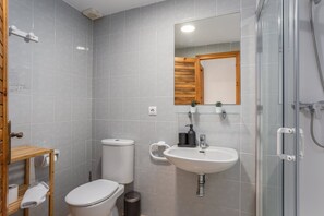 Douche, sèche-cheveux, serviettes fournies