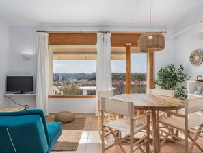 Superior appartement | Woonruimte | Een 20-inch televisie met kabelzenders