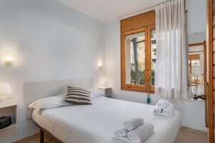 Tabla de planchar con plancha, wifi gratis y ropa de cama 