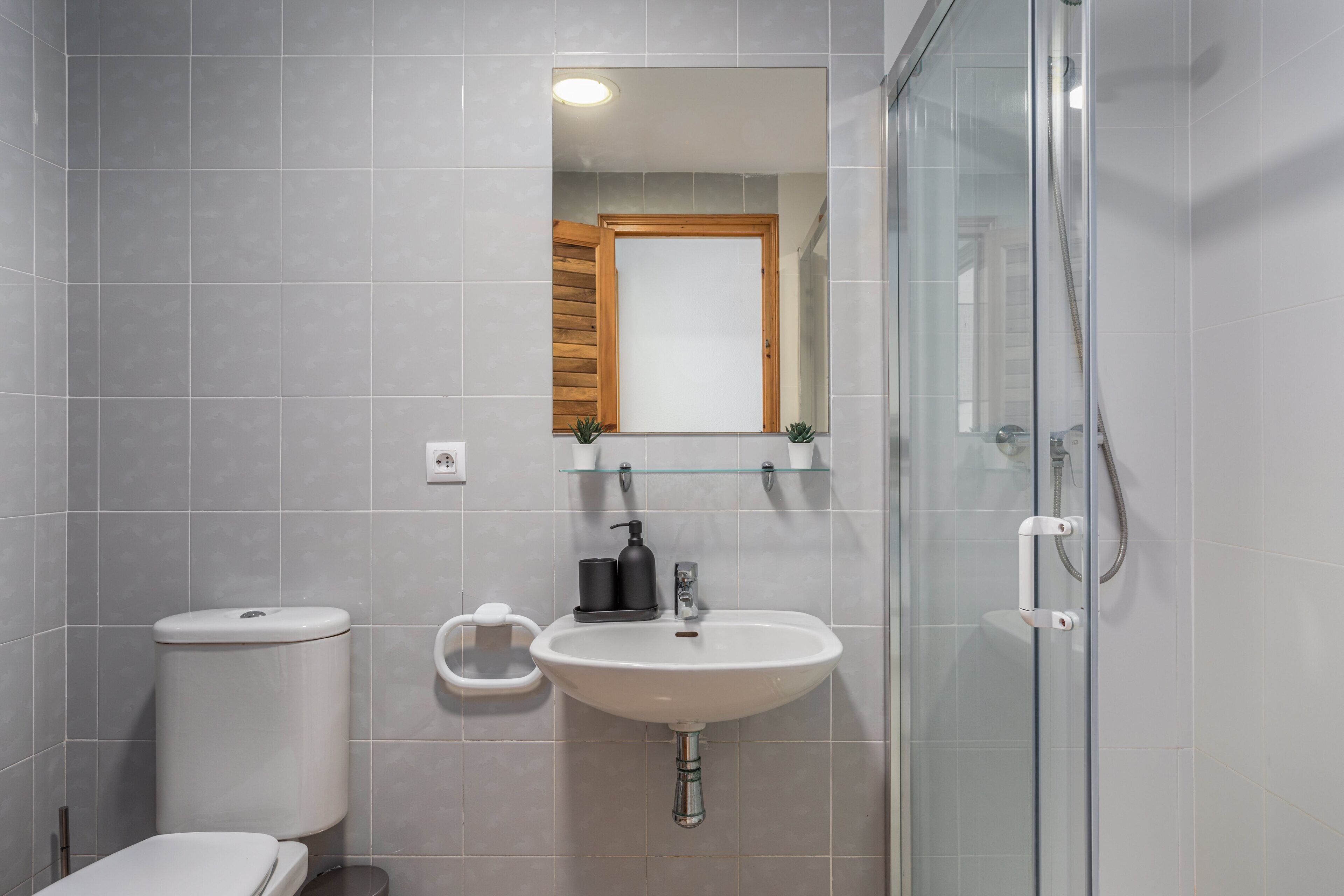 Douche, sèche-cheveux, serviettes fournies