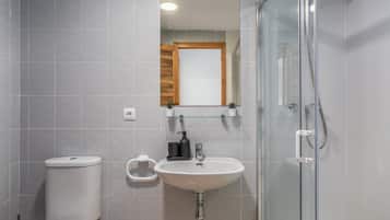 Douche, sèche-cheveux, serviettes fournies
