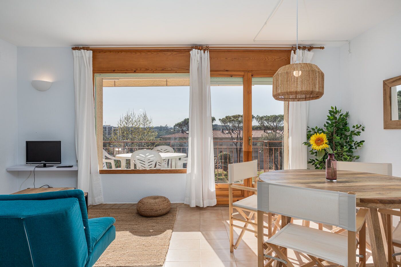 Apartamento standard | Área de estar | TV 20 polegadas com canais a cabo