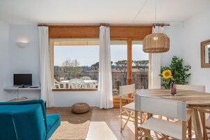 Apartamento estándar | Zona de estar | Televisión de 20 pulgadas con canales por cable