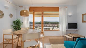 Apartamento superior | Zona de estar | Televisión de 20 pulgadas con canales por cable