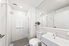 Douche, sĂšche-cheveux, serviettes fournies