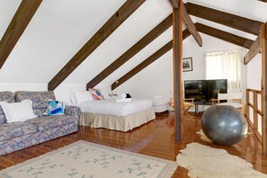 4 bedrooms, desk, free WiFi, bed sheets