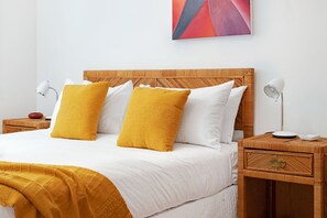 4 bedrooms, desk, WiFi, bed sheets