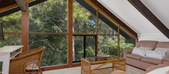 Minutes to Beach & Cafés | Malua Bay Treehouse