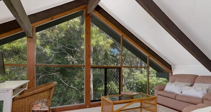 Minutes to Beach & Cafés | Malua Bay Treehouse