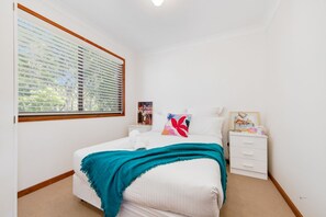4 bedrooms, desk, free WiFi, bed sheets