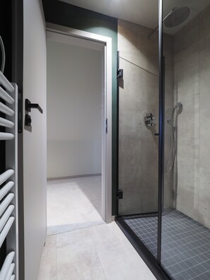Family Apartment, 1 Bedroom | Bathroom shower