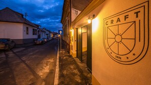Vista da rua de um edifício com uma placa que diz 'CRAFT INN'.