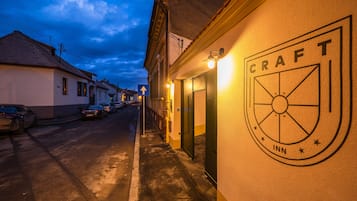 Vista frontal de la propiedad