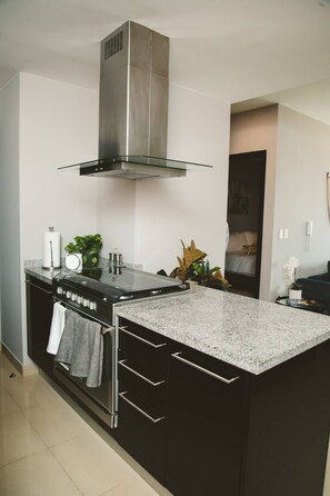 Réfrigérateur, four à micro-ondes, un four, surface de cuisson