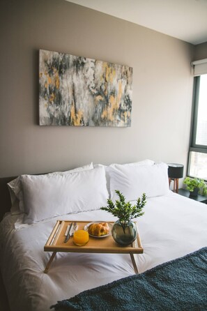 1 quarto, escrivaninha, ferros/tábuas de passar roupa, berço de viagem