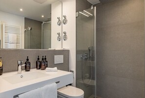 Een douche, een haardroger, handdoeken, zeep