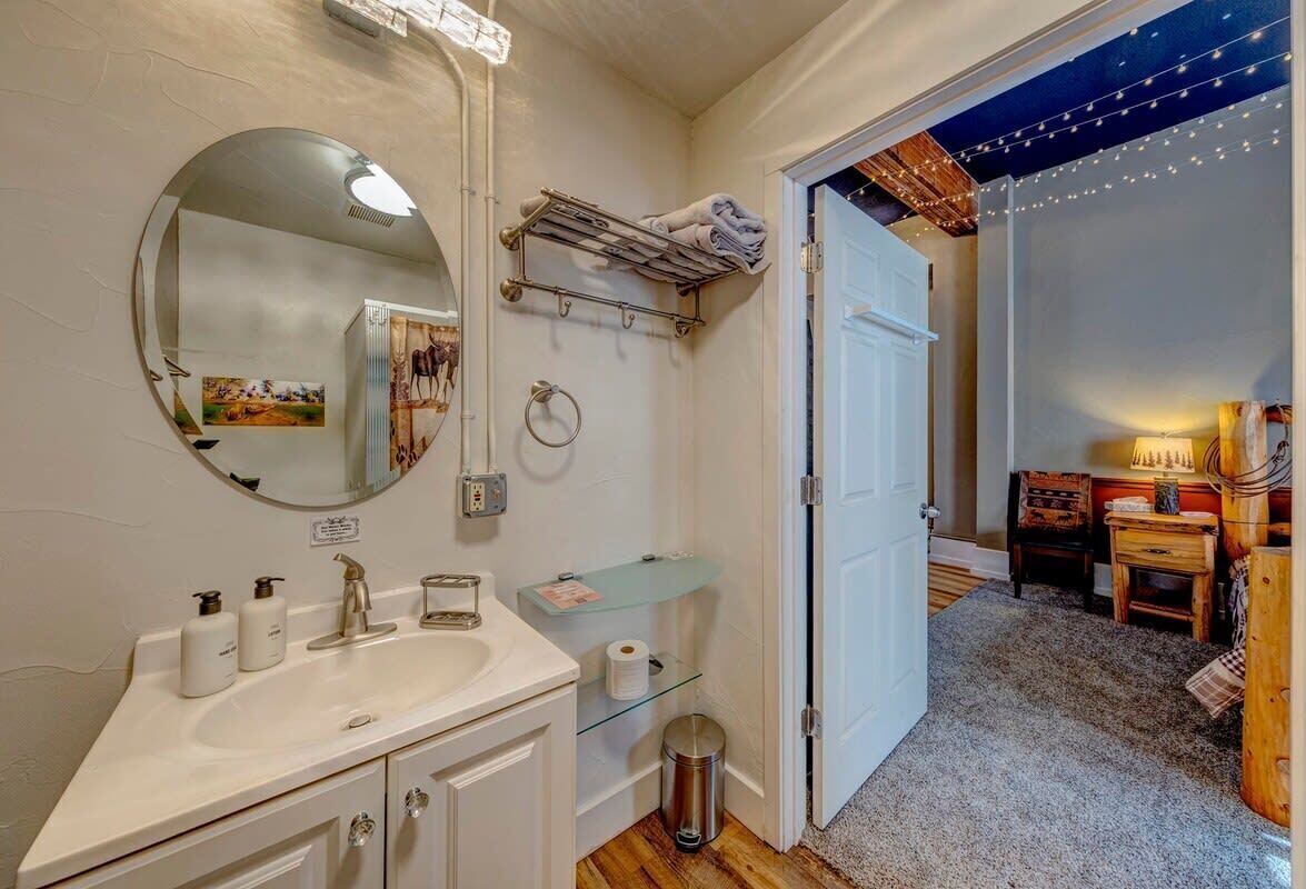 Douche, sèche-cheveux, serviettes fournies