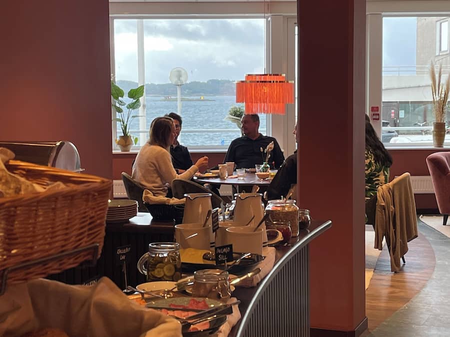 Bao gồm bữa sáng buffet hàng ngày