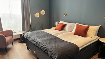 Dobbeltrom | Senger med overmadrass, minibar, skrivebord og skrivebord for bærbar PC