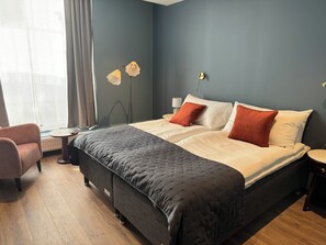 Tweepersoonskamer | Pillowtop-bedden, een minibar, een bureau, een laptopwerkplek