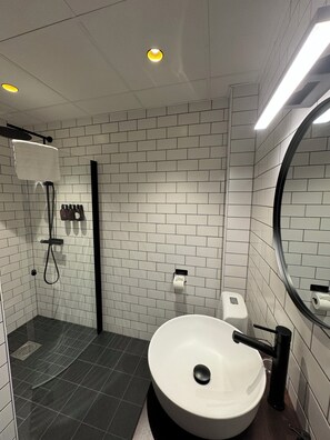 Double Room | Bathroom | Shower, rainfall showerhead, hair dryer, heated floors - Hotell Sillen (Lysekil)