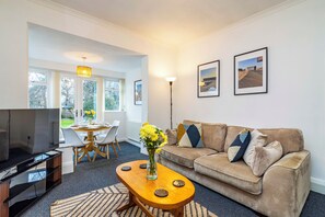 Smart TV - Stunning Home Next to Nottingham University | Off-Street Parking | Sleeps 8  (Beeston)