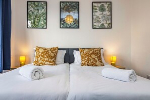 4 bedrooms, iron/ironing board, travel cot, free WiFi - Stunning Home Next to Nottingham University | Off-Street Parking | Sleeps 8  (Beeston)