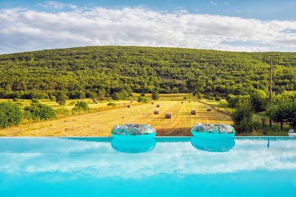 Een buitenzwembad en een verwarmd zwembad