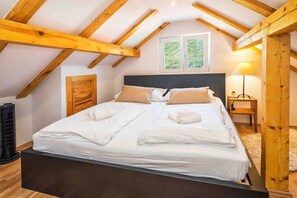 4 bedrooms, iron/ironing board, travel crib, free WiFi