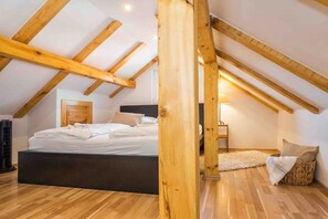 4 slaapkamers, een strijkplank/strijkijzer, reisbedje, gratis wifi