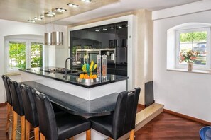 Een koelkast, een microgolfoven, een oven, een kookplaat