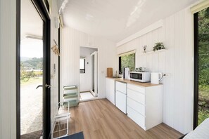 Kühlschrank, Mikrowelle, Herdplatte, Wasserkocher mit Kaffee-/Teezubehör