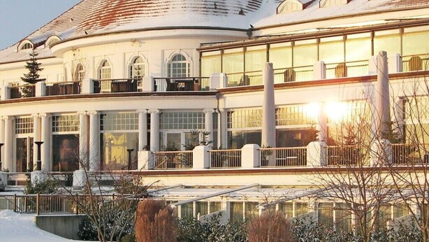 A large, historic building with a dome and multiple windows. - Atlantic Grand Hotel - Appartement (Lübeck)