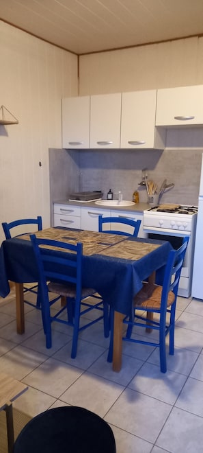 Fridge, microwave, oven, stovetop - Gîte 4/6 Personnes au Sein D'une Ferme Pédagogique et D'un Centre Équestre (Sallertaine)