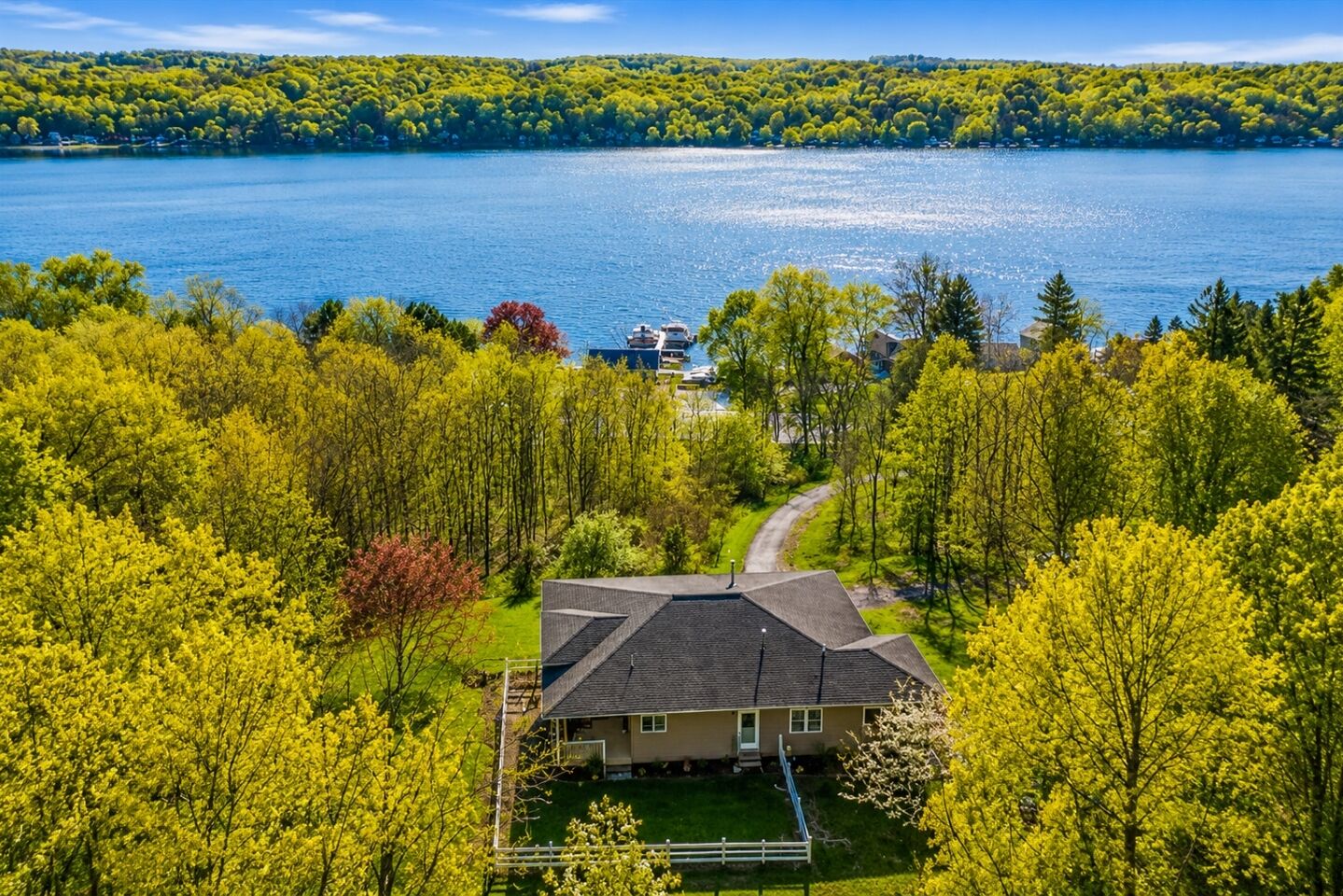 This cozy home offers breathtaking views, surrounded by lush greenery. Perfect for relaxation and adventure!