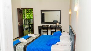 A hotel room with a bed, a desk, and a chair. - ShiCo Transit Hotel (Seeduwa - Katunayake)