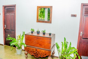 32-吋 LCD 液晶電視，提供衛星頻道