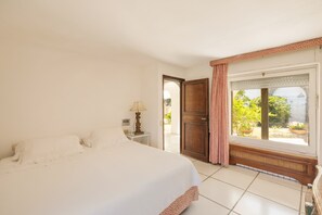 7 habitaciones, tabla de planchar con plancha, wifi y ropa de cama 