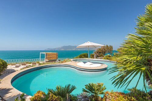 Villa Storica con Piscina e Accesso al Mare