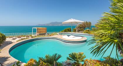 Villa Storica con Piscina e Accesso al Mare