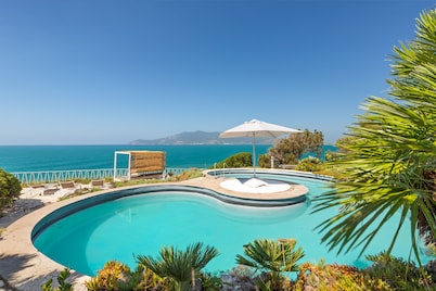 Villa Storica con Piscina e Accesso al Mare